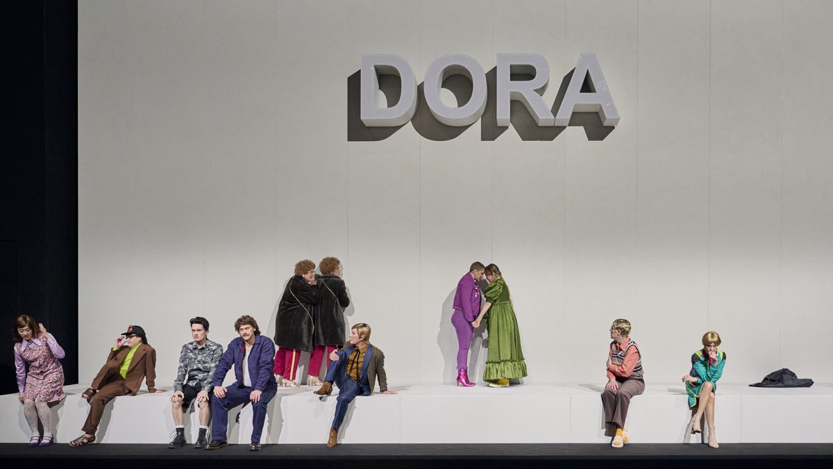 Szene aus "Dora" an der Stuttgarter Oper