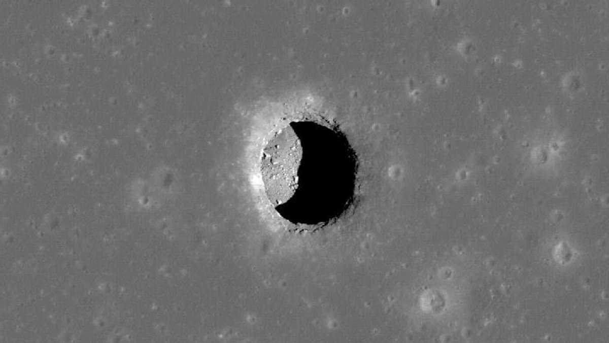 Eingang  zum Mondkrater