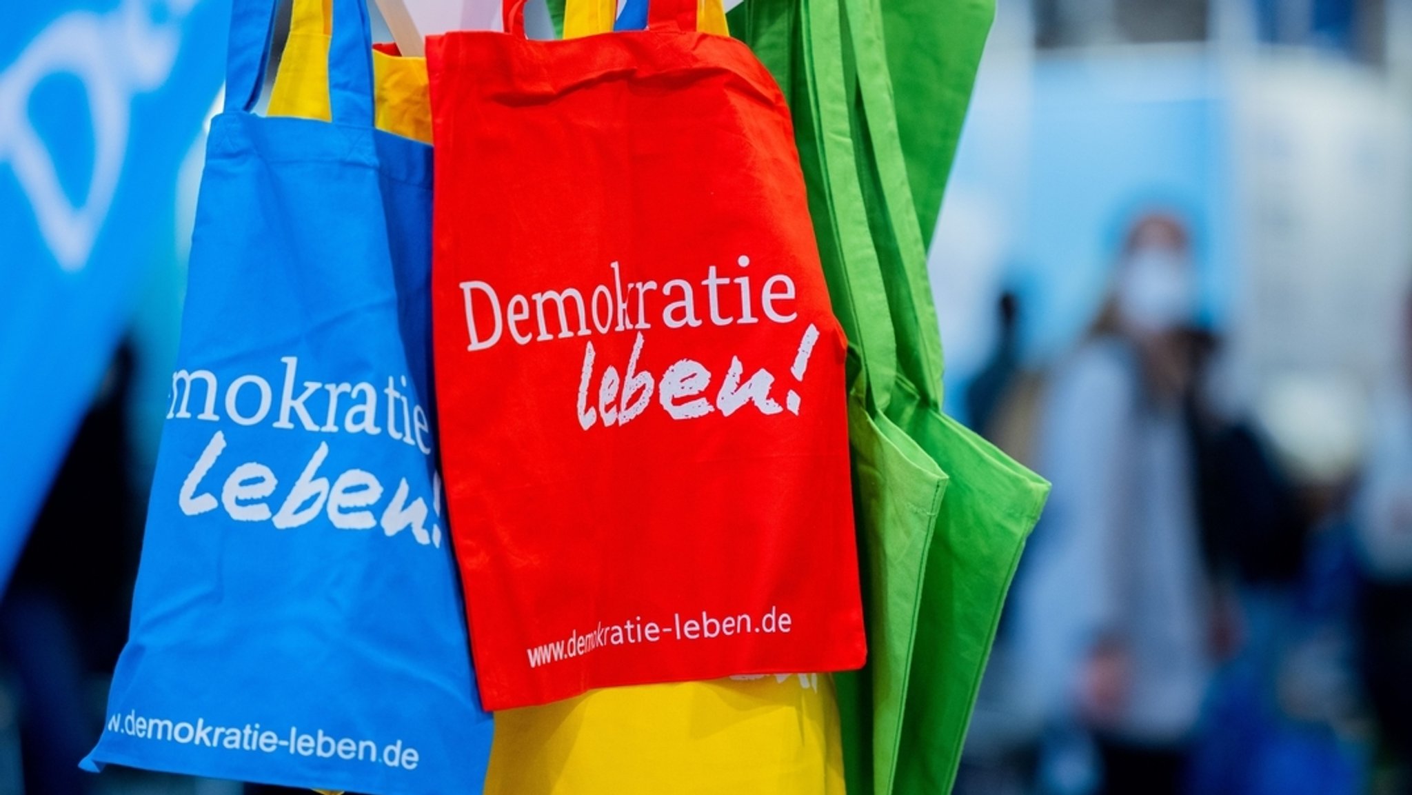"Demokratie leben!" steht auf Stofftaschen | Bild: dpa-Bildfunk/Rolf Vennenbernd "Demokratie leben!" steht auf Stofftaschen