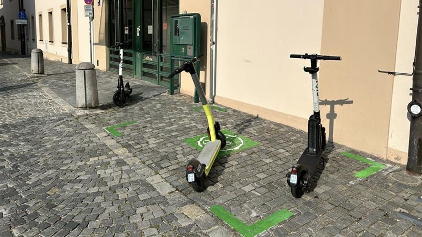 E-Scooter stehen an einem sogenannten Share Point