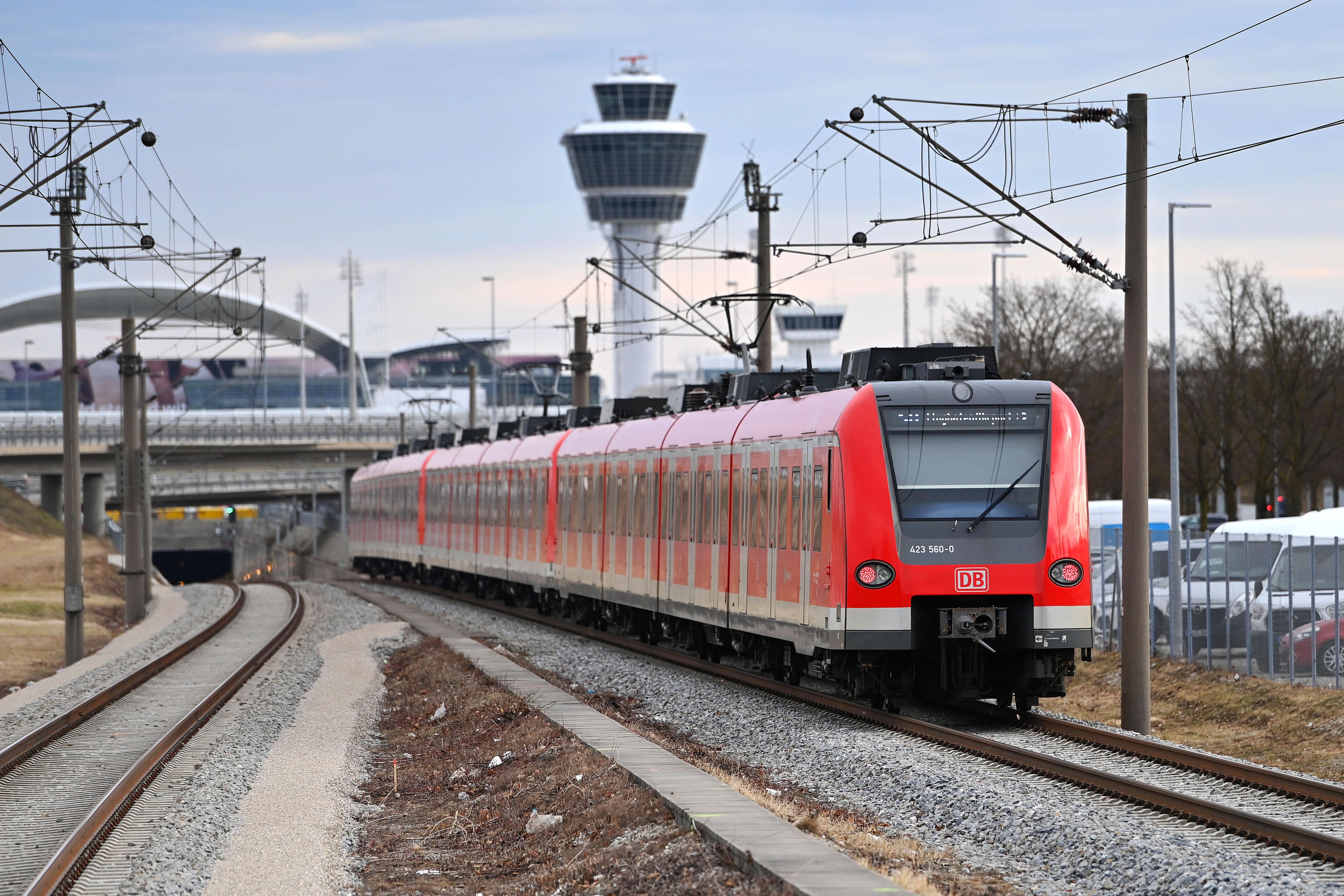 Einfahrende S-Bahn am S-Bahnhof Besucherpark am Flughafen Franz Josef Strauss in Muenchen. 