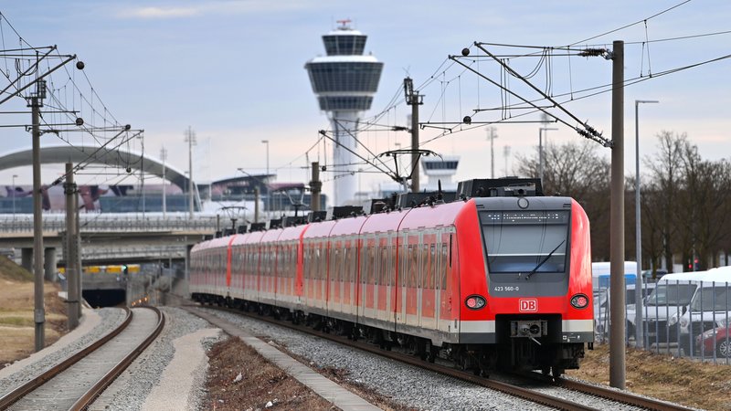 Einfahrende S-Bahn am S-Bahnhof Besucherpark am Flughafen Franz Josef Strauss in Muenchen. | Bild: picture alliance / SvenSimon | FrankHoermann Einfahrende S-Bahn am S-Bahnhof Besucherpark am Flughafen Franz Josef Strauss in Muenchen.