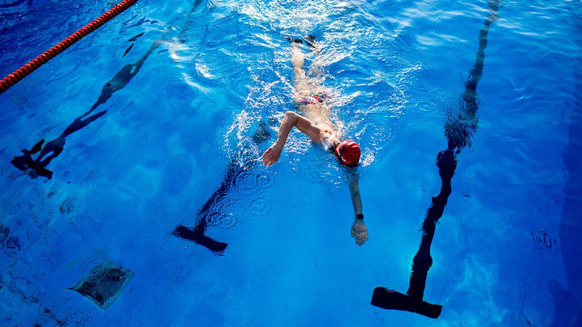 Ein Schwimmer krault in einem Becken (Symbolbild).