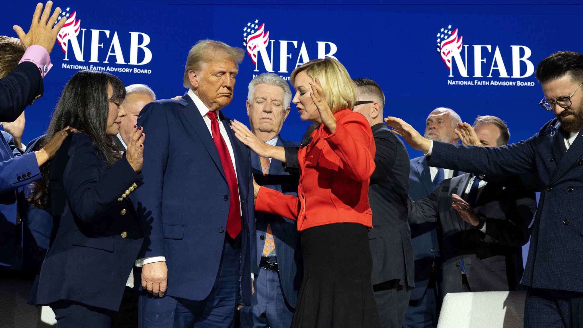 Angebetet und kritisiert: Trumps Verhältnis zu den Kirchen