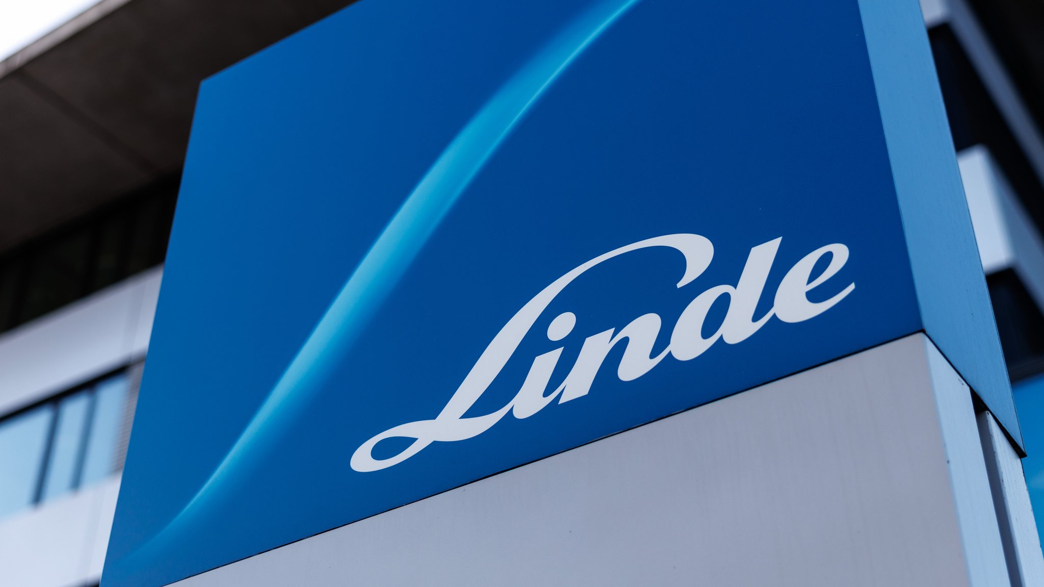 Das Logo des Industriegaskonzerns Linde vor einem Verwaltungsgebäude am deutschen Sitz der Linde plc in Pullach bei München