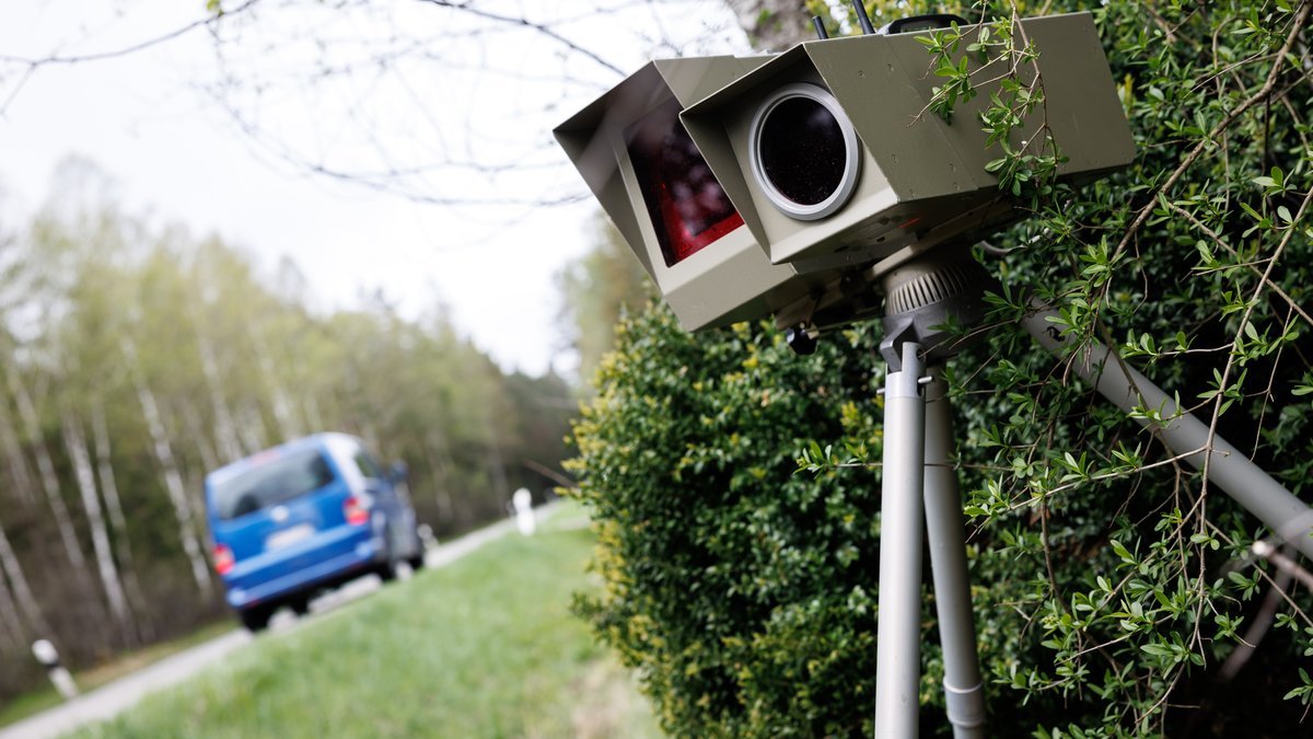 Mobiles Blitzgerät der Polizei am Straßenrand einer Staatsstraße bei Königsdorf (Symbolbild)