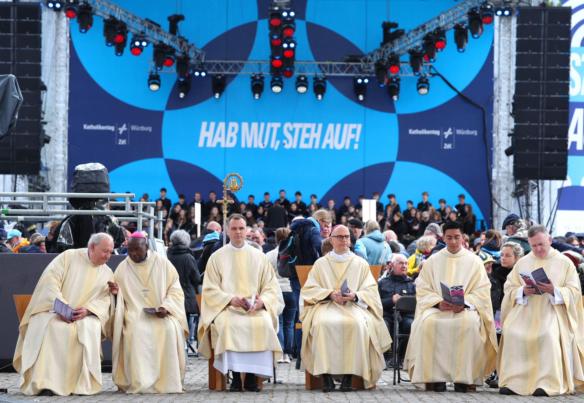 Merz bei Katholiken: Wie politisch darf Kirche sein?
