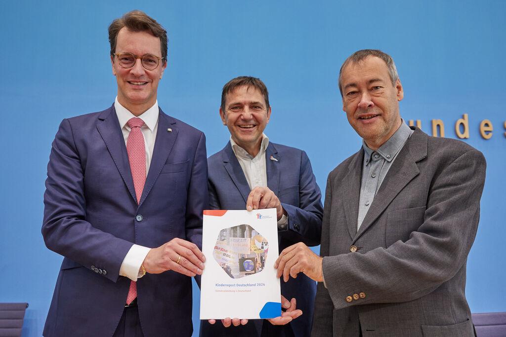 Hendrik Wüst, Ministerpräsident Nordrhein-Westfalen, Holger Hofmann, Bundesgeschäftsführer Deutsches Kinderhilfswerk, und Thomas Krüger, Präsident Deutsches Kinderhilfswerk, stellen den Kinderreport 2024 vor