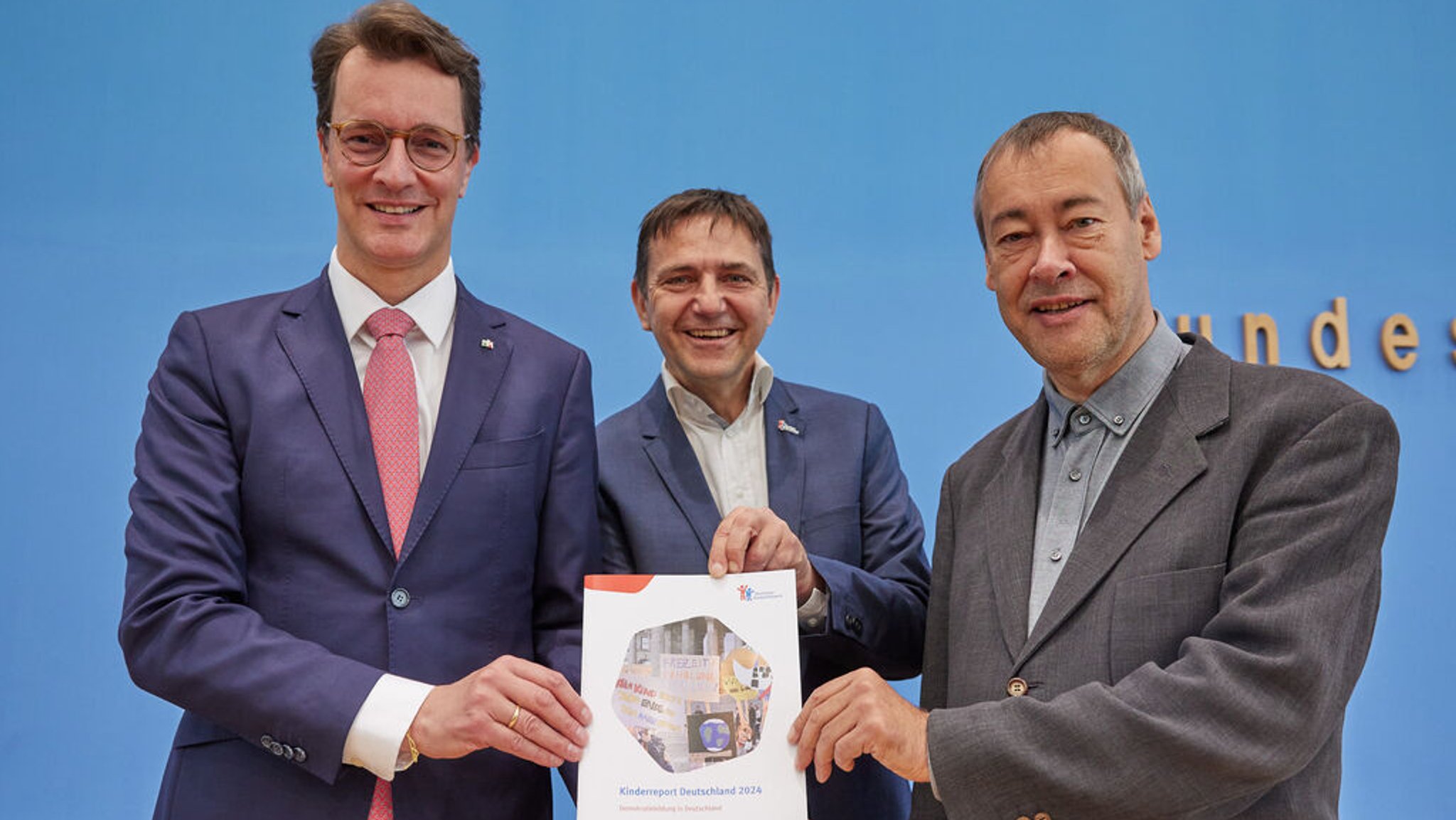 Hendrik Wüst, Ministerpräsident Nordrhein-Westfalen, Holger Hofmann, Bundesgeschäftsführer Deutsches Kinderhilfswerk, und Thomas Krüger, Präsident Deutsches Kinderhilfswerk, stellen den Kinderreport 2024 vor