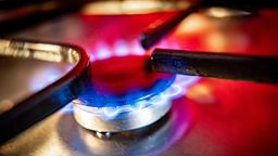 Gasflamme brennt auf einem Küchenherd | Bild:picture alliance/dpa | Frank Rumpenhorst