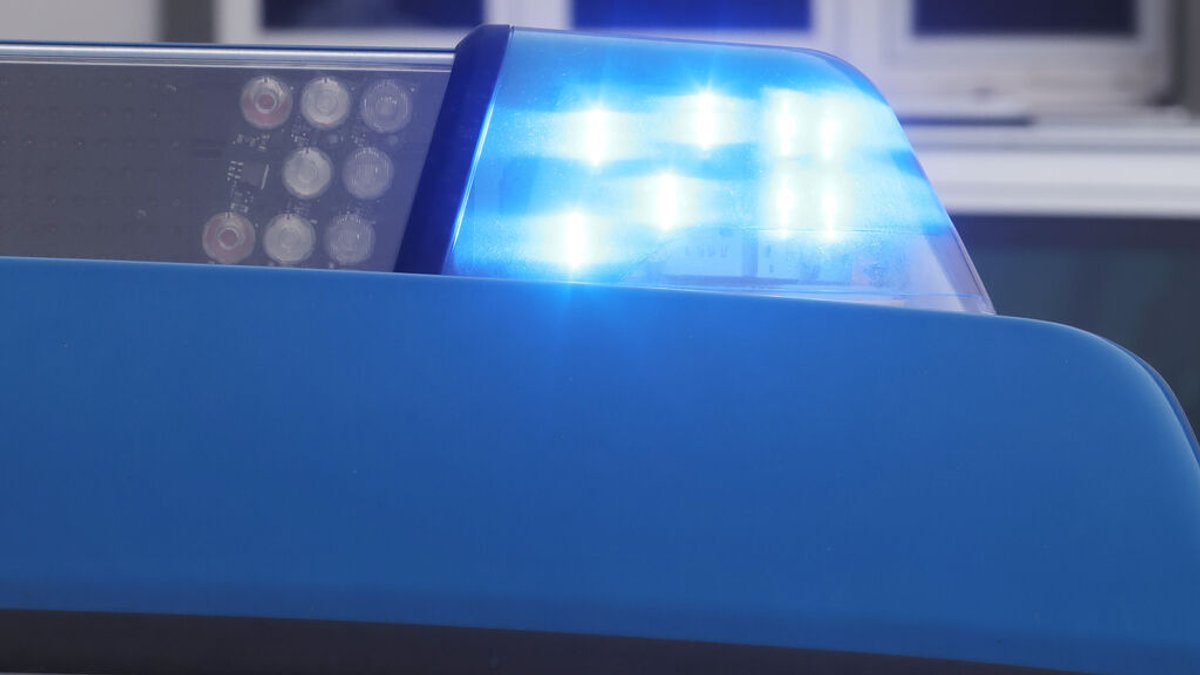 Das blinkende Blaulicht an einem Dienstauto der Polizei (Symbolbild)