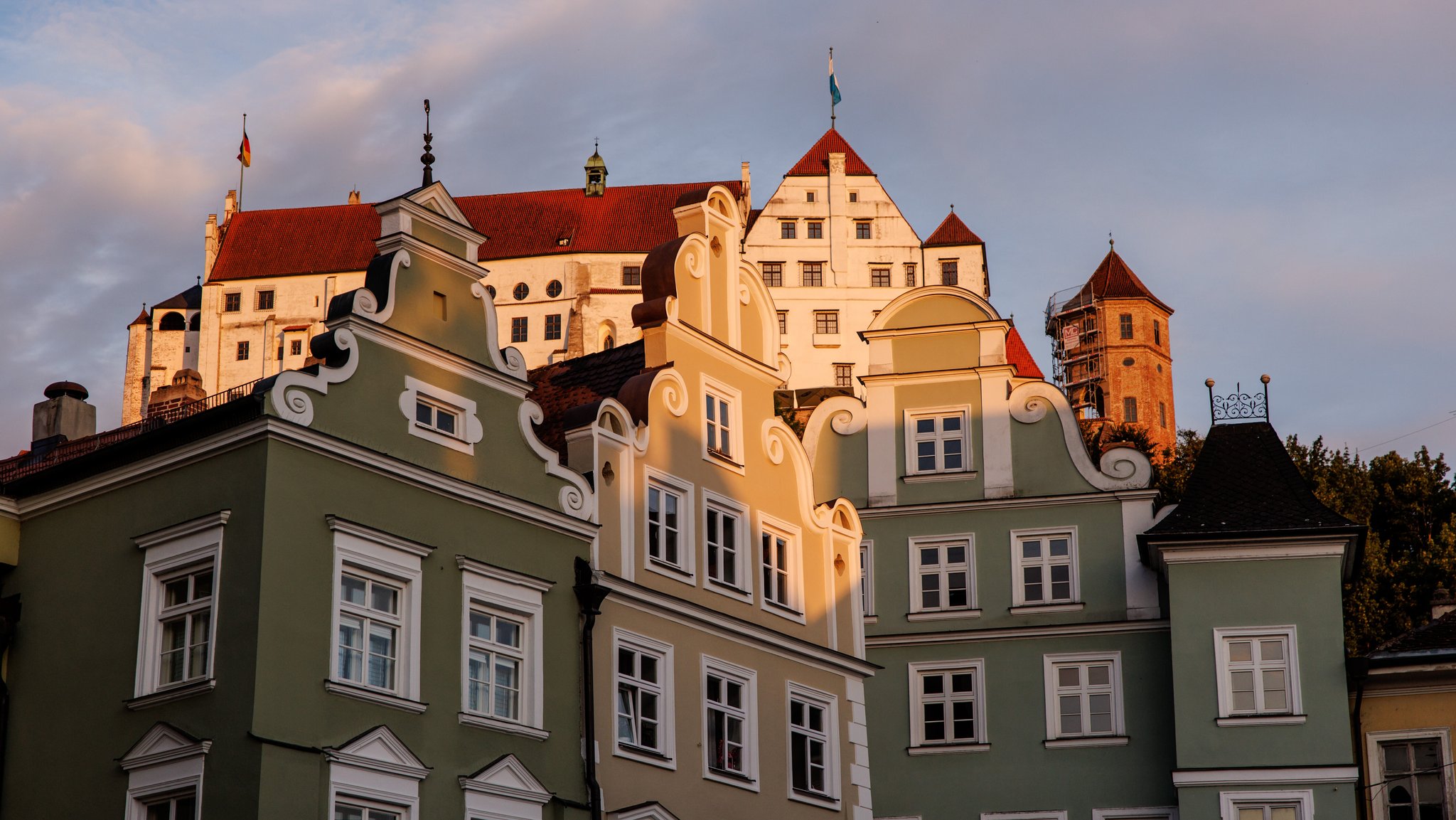 Auch die Burg Trausnitz über den Dächern von Landshut öffnet ihre Tore. | Bild: picture alliance / dpa | Matthias Balk Auch die Burg Trausnitz über den Dächern von Landshut öffnet ihre Tore.