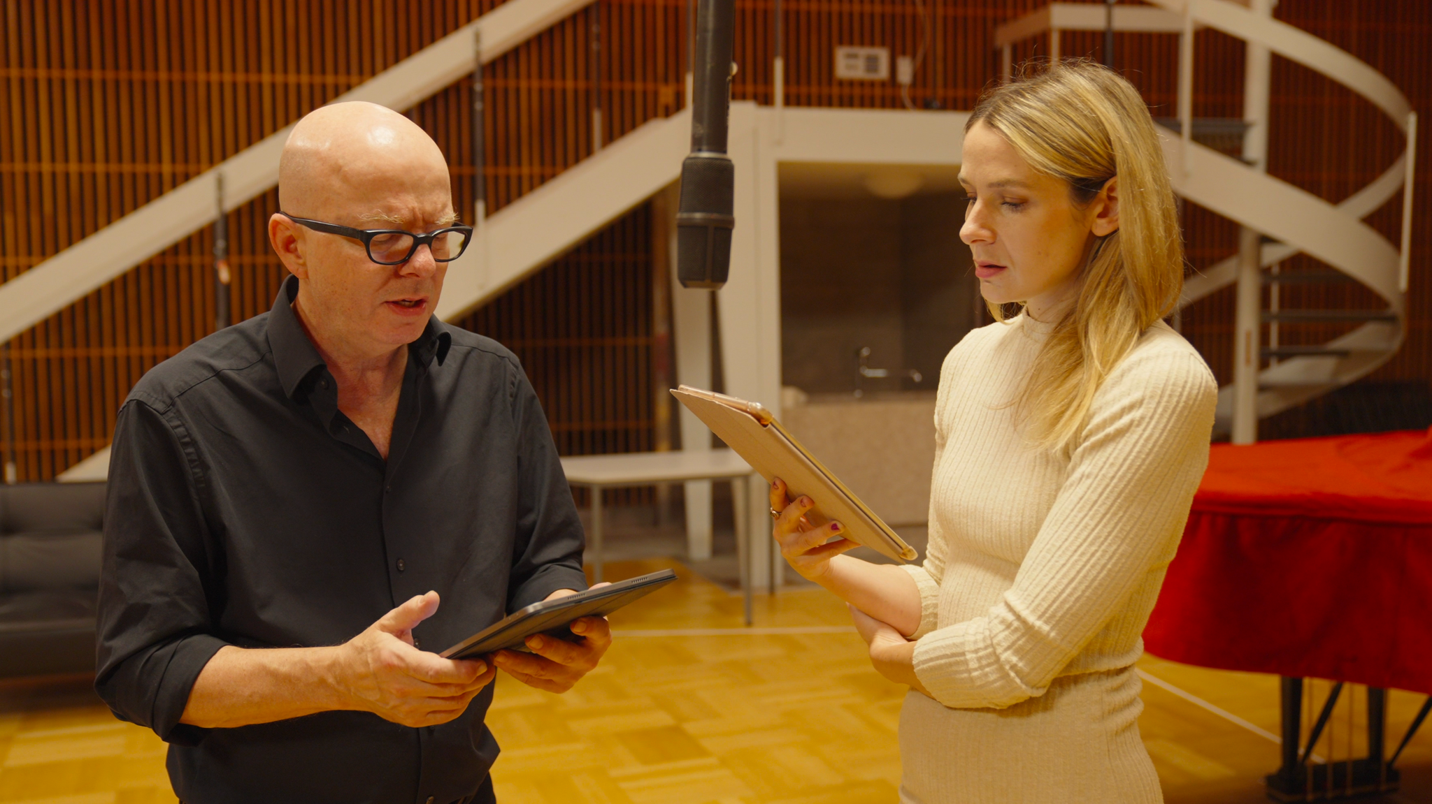 Oliver Rohrbeck und Julia Gruber während der Aufnahmen.