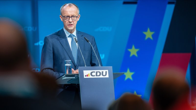 Berlin, 28.4.25: Friedrich Merz, Unions-Kanzlerkandidat und CDU-Bundesvorsitzender, spricht beim Bundesausschuss der CDU. | Bild: pa/dpa/Michael Kappeler Berlin, 28.4.25: Friedrich Merz, Unions-Kanzlerkandidat und CDU-Bundesvorsitzender, spricht beim Bundesausschuss der CDU.