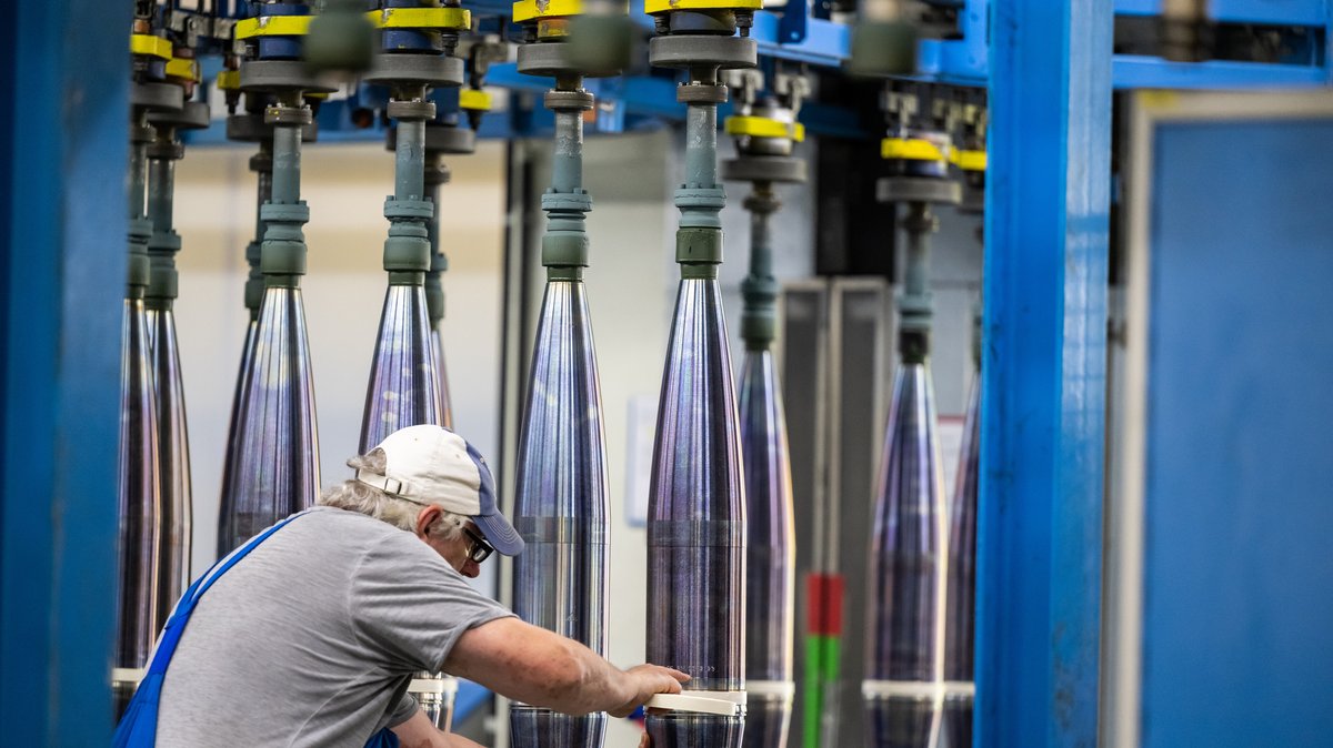 ARCHIV (06.06.2023): 155-Millimeter Artelleriemunition wird bei bei Rheinmetall gefertigt.