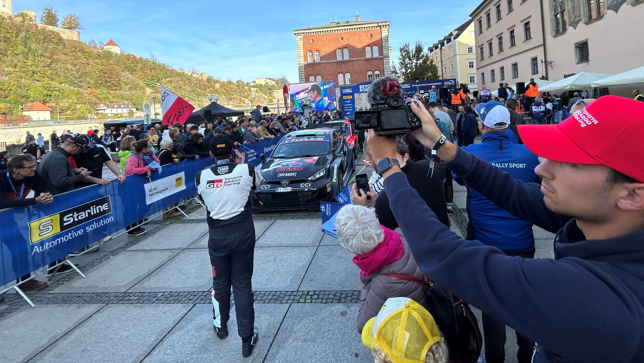 Fans bei der Siegerehrung auf dem Passauer Rathausplatz.