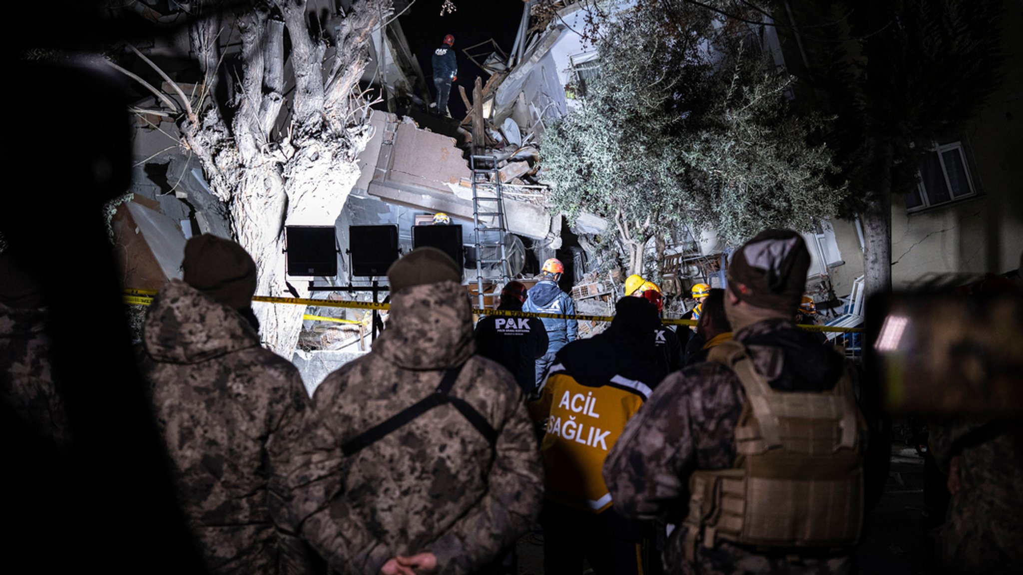 Rettungsteams suchten Montagabend nach Menschen in einem zerstörten Gebäude: Ein weiteres Beben hatte die Region um Hatay erschüttert.