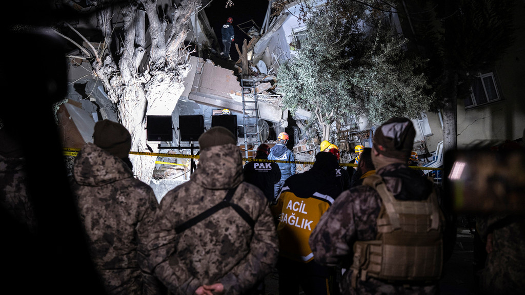 Rettungsteams suchten Montagabend nach Menschen in einem zerstörten Gebäude: Ein weiteres Beben hatte die Region um Hatay erschüttert. | Bild: dpa-Bildfunk/Ugur Yildirim Rettungsteams suchten Montagabend nach Menschen in einem zerstörten Gebäude: Ein weiteres Beben hatte die Region um Hatay erschüttert.