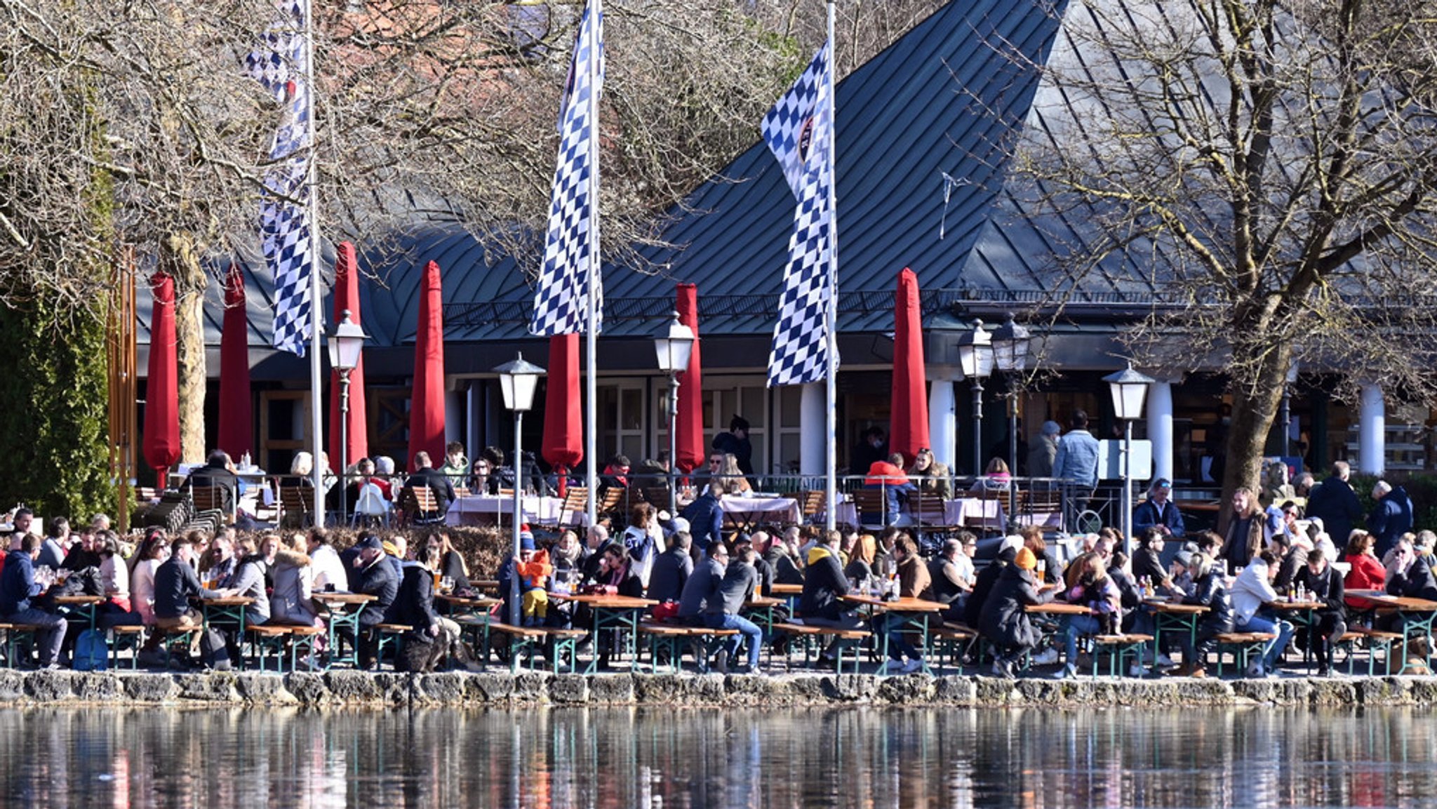 Zahlreiche Menschen sitzen in einem Biergarten im Englischen Garten in München (Symbolbild).