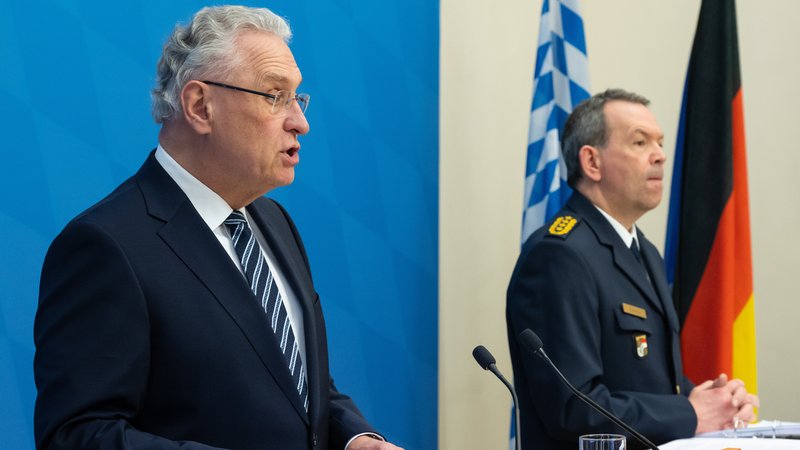 Archivbild: Innenminister Joachim Herrmann und der bayerische Landespolizeipräsident Michael Schwald | Bild: picture alliance/dpa | Sven Hoppe Archivbild: Innenminister Joachim Herrmann und der bayerische Landespolizeipräsident Michael Schwald