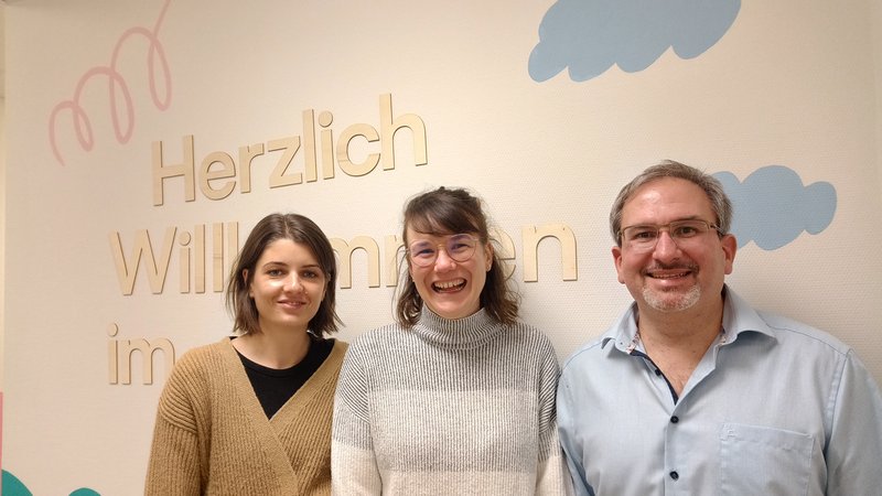 Das Amalie-Nathan-Haus am Klinikum Fürth will von Gewalt betroffenen Kindern helfen: Kinderärztin Dr. Luise Schönfeld, Lea Eichelsdörfer, Assistentin der Klinikleitung, Initiator Dr. Florian Trini, Unfallchirurg und Kinderschutzmediziner. | Bild: BR24/Karin Goeckel Das Amalie-Nathan-Haus am Klinikum Fürth will von Gewalt betroffenen Kindern helfen: Kinderärztin Dr. Luise Schönfeld, Lea Eichelsdörfer, Assistentin der Klinikleitung, Initiator Dr. Florian Trini, Unfallchirurg und Kinderschutzmediziner.