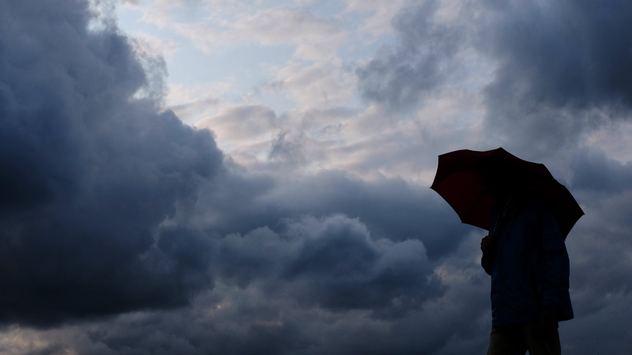 Symbolbild: Stürmisches Wetter am Wochenende | Bild: dpa-Bildfunk/Martin Gerten Symbolbild: Stürmisches Wetter am Wochenende