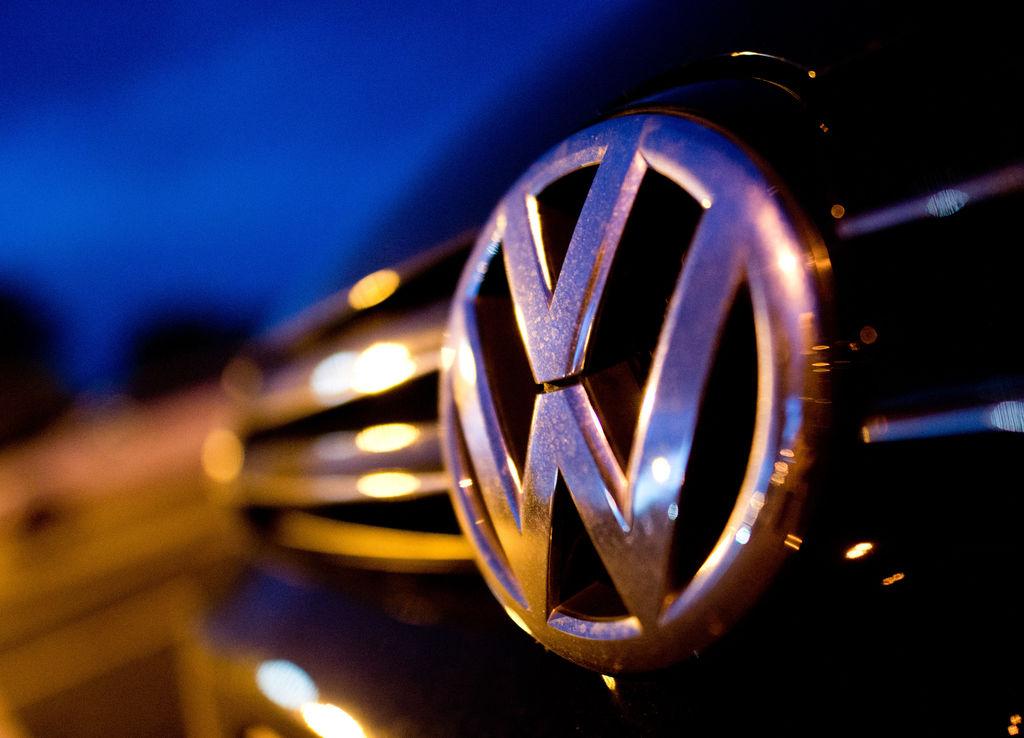 22.09.2015, Niedersachsen, Wolfsburg: Ein VW parkt auf einem Mitarbeiterparkplatz am VW Werk. (zu dpa: «VW-Sparprogramm - Beratungsangebot beginnt im Oktober») Foto: Julian Stratenschulte/dpa +++ dpa-Bildfunk +++