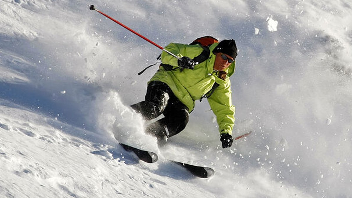 Ein Skifahrer auf der Piste (Symbolfoto)