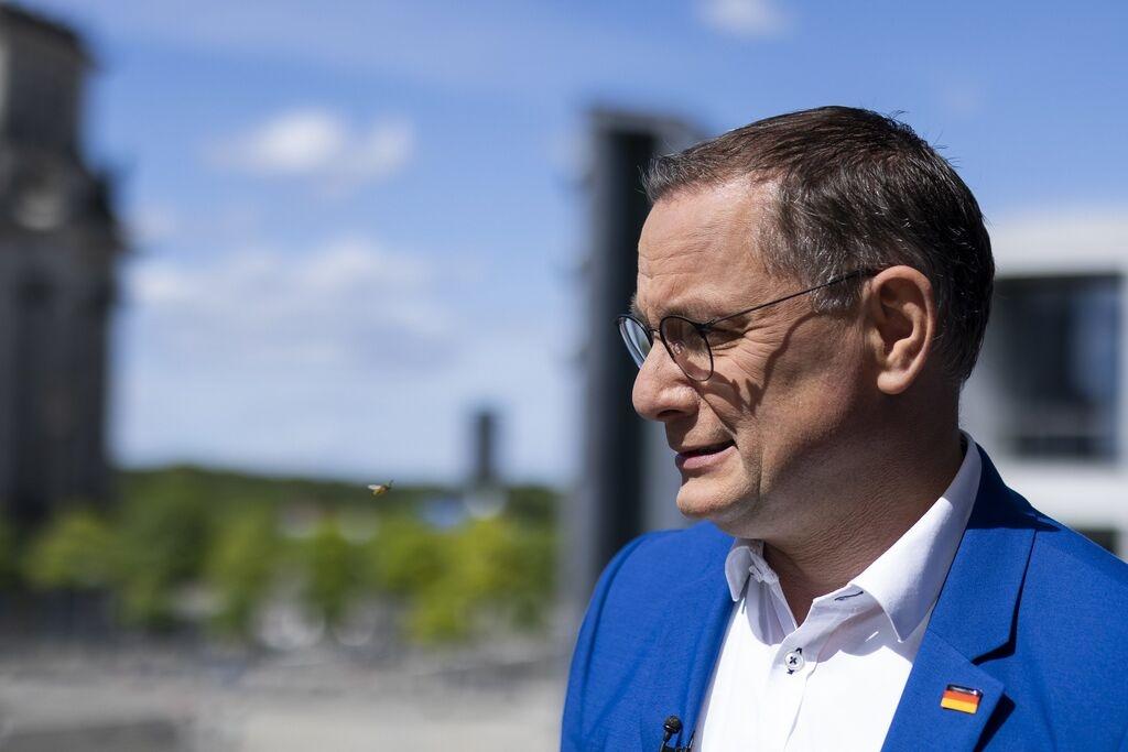 07.07.2024, Berlin: Tino Chrupalla, Co-Vorsitzender der AfD, sitzt zu Beginn des ARD-Sommerinterviews im «Bericht aus Berlin». Foto: Carsten Koall/dpa +++ dpa-Bildfunk +++