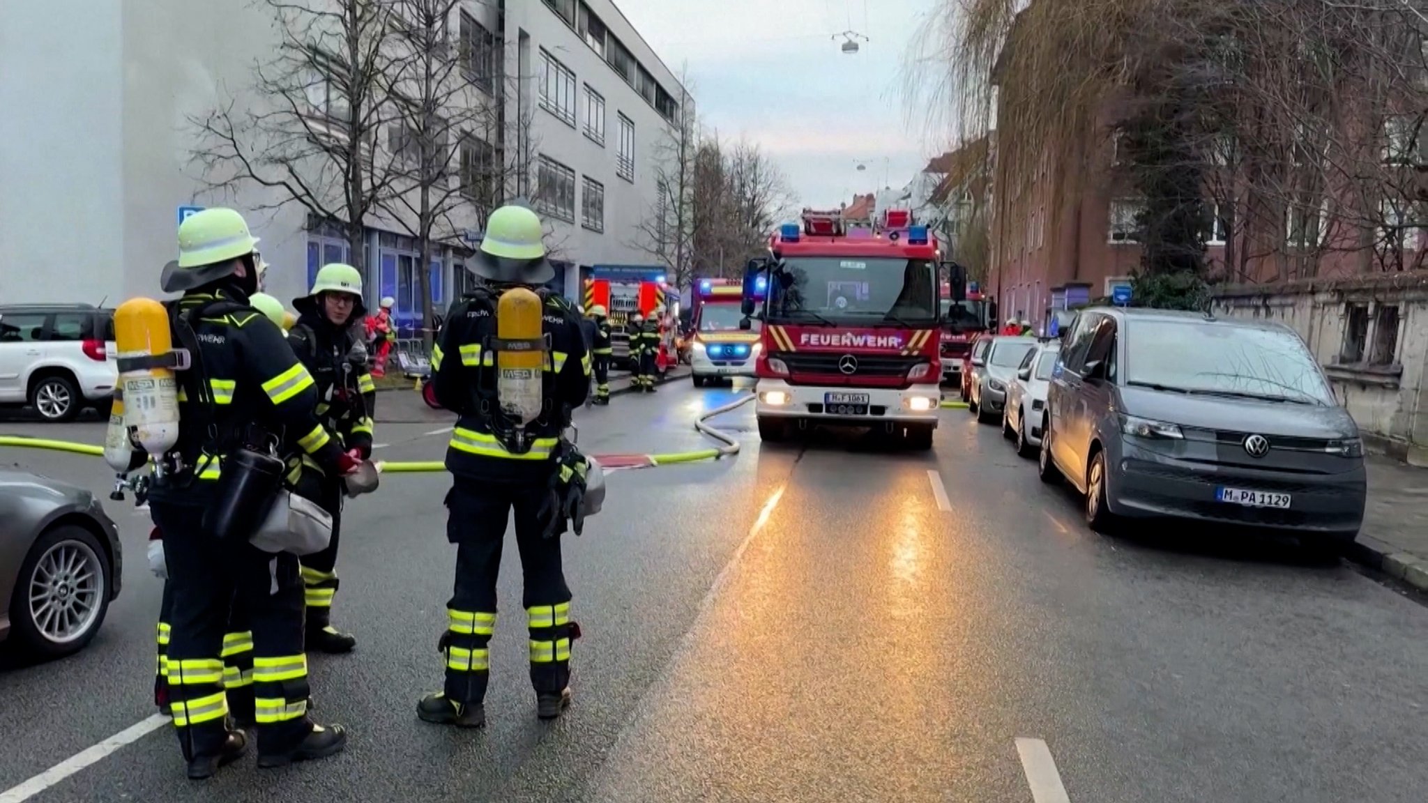 Feuerwehrleute auf einer gesperrten Straße in der Münchner Innenstadt.