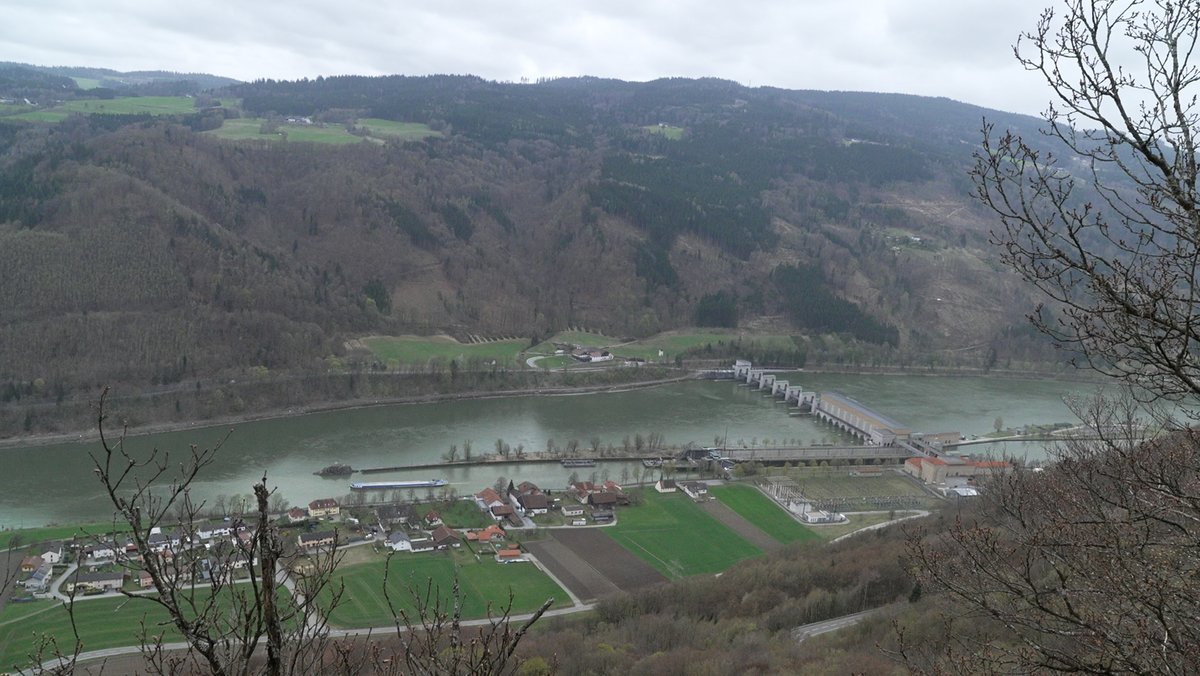 Hier, oberhalb der Donau und oberhalb des Wasserkraftwerks Jochenstein, könnte der Speichersee für das Pumpspeicherkraftwerk Riedl entstehen. 