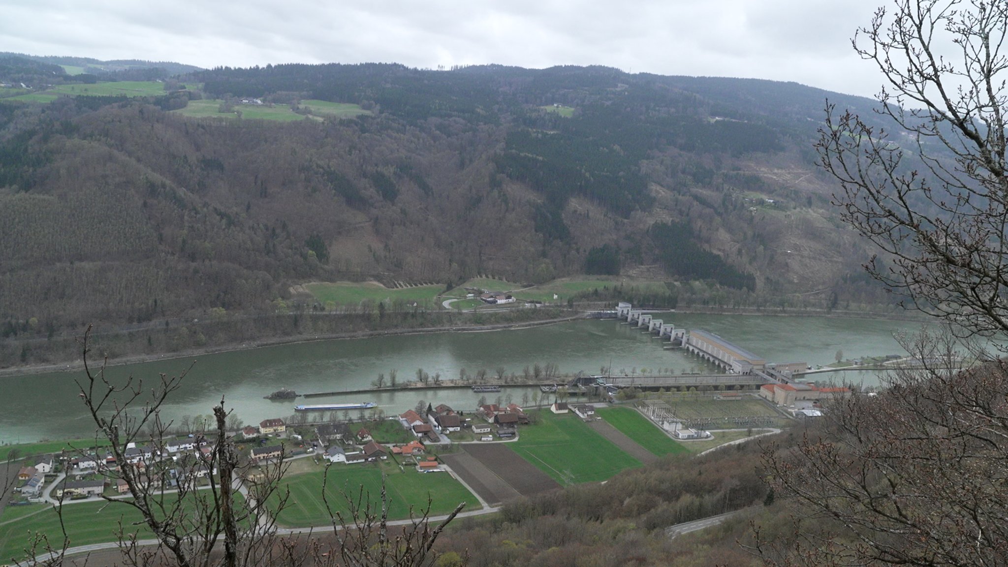 Hier, oberhalb der Donau und oberhalb des Wasserkraftwerks Jochenstein, könnte der Speichersee für das Pumpspeicherkraftwerk Riedl entstehen. 