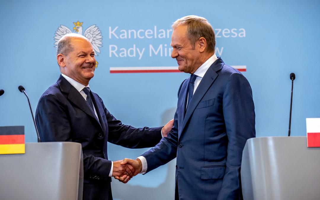 Bundeskanzler Olaf Scholz (SPD), verabschiedet sich von Donald Tusk, Ministerpräsident von Polen