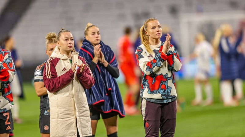 Enttäuschte Spielerinnen des FC Bayern München | Bild: picture alliance / HMB Media | Hendrik Hamelau Enttäuschte Spielerinnen des FC Bayern München