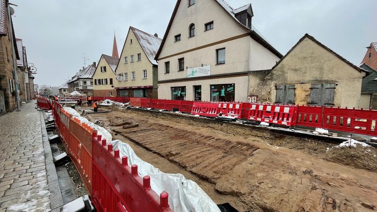 In der Hauptstraße von Burgfarrnbach wurden bei Sanierungsarbeiten Baumstämme eines historischen Handelsweges freigelegt. | Bild:BR/Frank Strerath