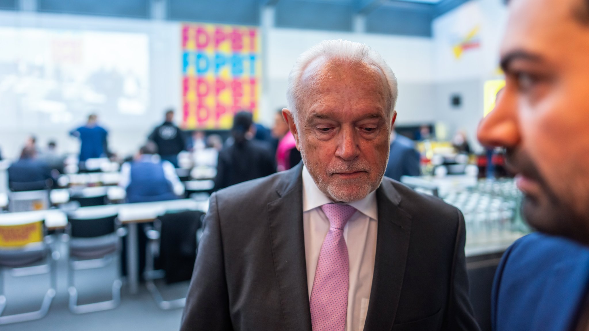 Wolfgang Kubicki kommt aus der letzten Fraktionssitzung der FDP im Bundestag.