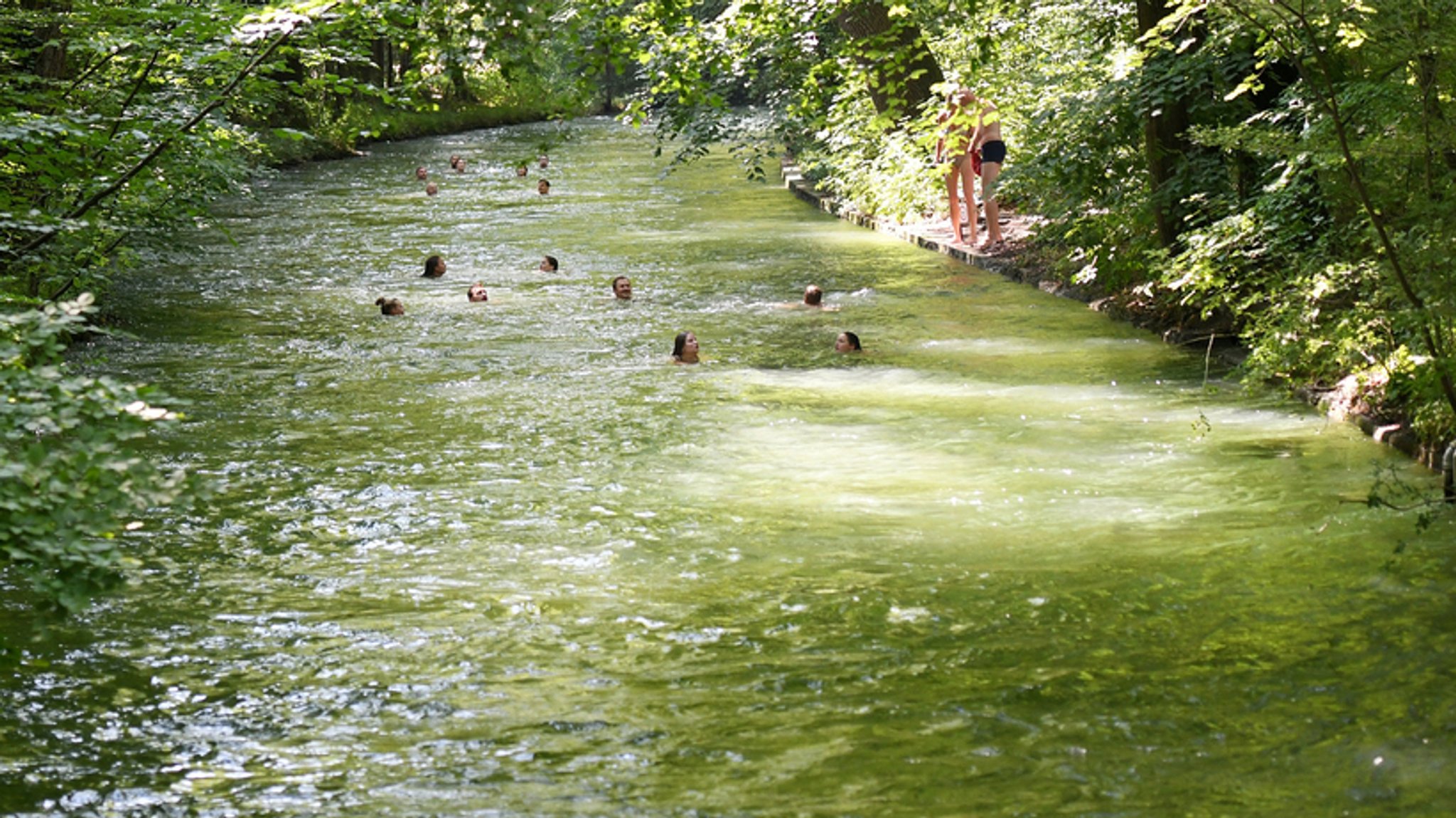 Schwimmer im Münchner Eisbach (Archivfoto)