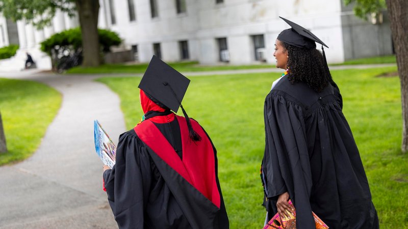 Absolventen auf dem Campus der Harvard Universität | Bild: picture alliance / Sipa USA | Sipa USA Absolventen auf dem Campus der Harvard Universität