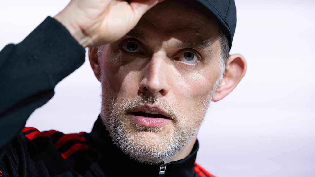 20.05.2023, Bayern, München: Fußball: Bundesliga, Bayern München - RB Leipzig, 33. Spieltag in der Allianz Arena. Trainer Thomas Tuchel von München nimmt nach dem Spiel an der Pressekonferenz teil. Foto: Sven Hoppe/dpa - WICHTIGER HINWEIS: Gemäß den Vorgaben der DFL Deutsche Fußball Liga bzw. des DFB Deutscher Fußball-Bund ist es untersagt, in dem Stadion und/oder vom Spiel angefertigte Fotoaufnahmen in Form von Sequenzbildern und/oder videoähnlichen Fotostrecken zu verwerten bzw. verwerten zu lassen. +++ dpa-Bildfunk +++ | Bild: dpa-Bildfunk/Sven Hoppe 20.05.2023, Bayern, München: Fußball: Bundesliga, Bayern München - RB Leipzig, 33. Spieltag in der Allianz Arena. Trainer Thomas Tuchel von München nimmt nach dem Spiel an der Pressekonferenz teil. Foto: Sven Hoppe/dpa - WICHTIGER HINWEIS: Gemäß den Vorgaben der DFL Deutsche Fußball Liga bzw. des DFB Deutscher Fußball-Bund ist es untersagt, in dem Stadion und/oder vom Spiel angefertigte Fotoaufnahmen in Form von Sequenzbildern und/oder videoähnlichen Fotostrecken zu verwerten bzw. verwerten zu lassen. +++ dpa-Bildfunk +++