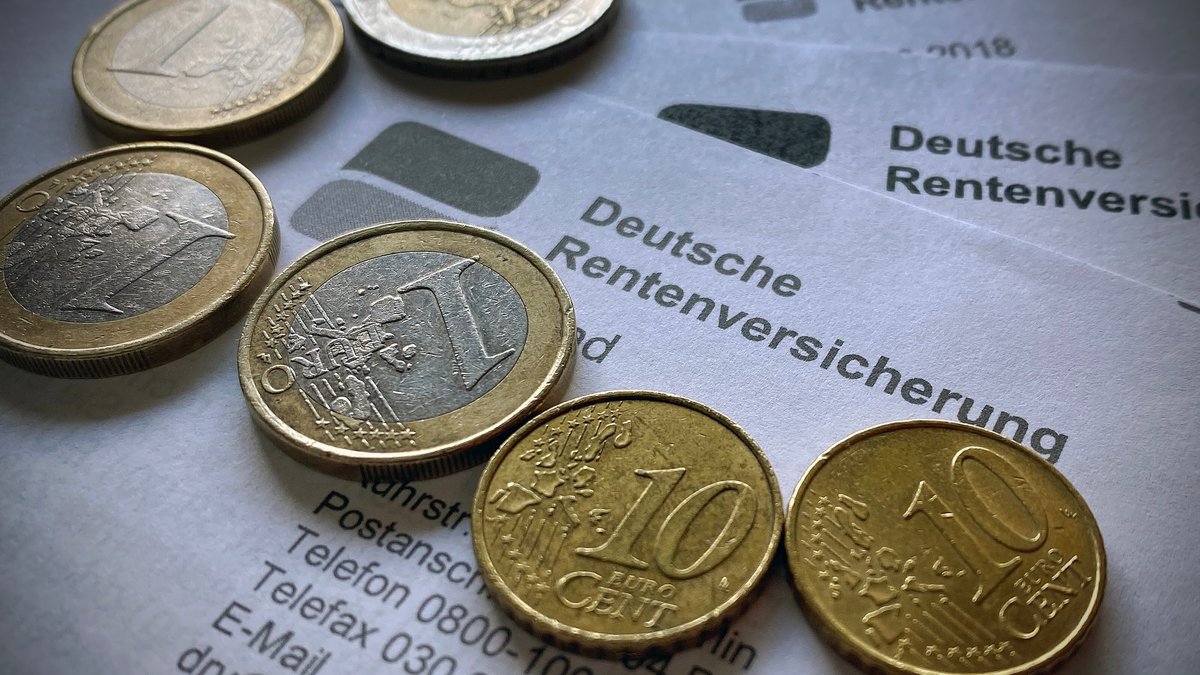Geldmünzen liegen auf einem Rentenbescheid der Deutschen Rentenversicherung (Symbolbild)