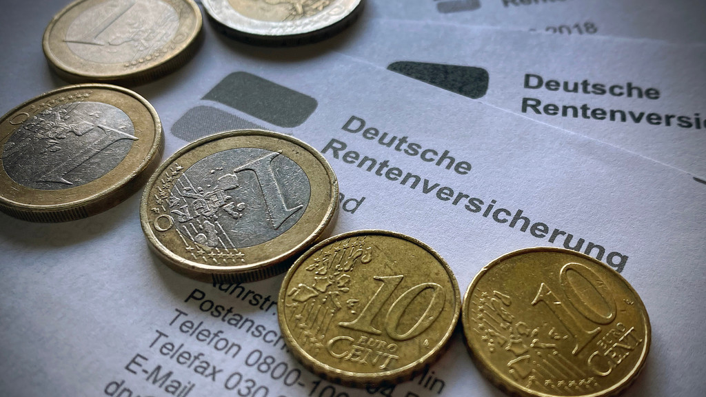 Geldmünzen liegen auf einem Rentenbescheid der Deutschen Rentenversicherung (Symbolbild)