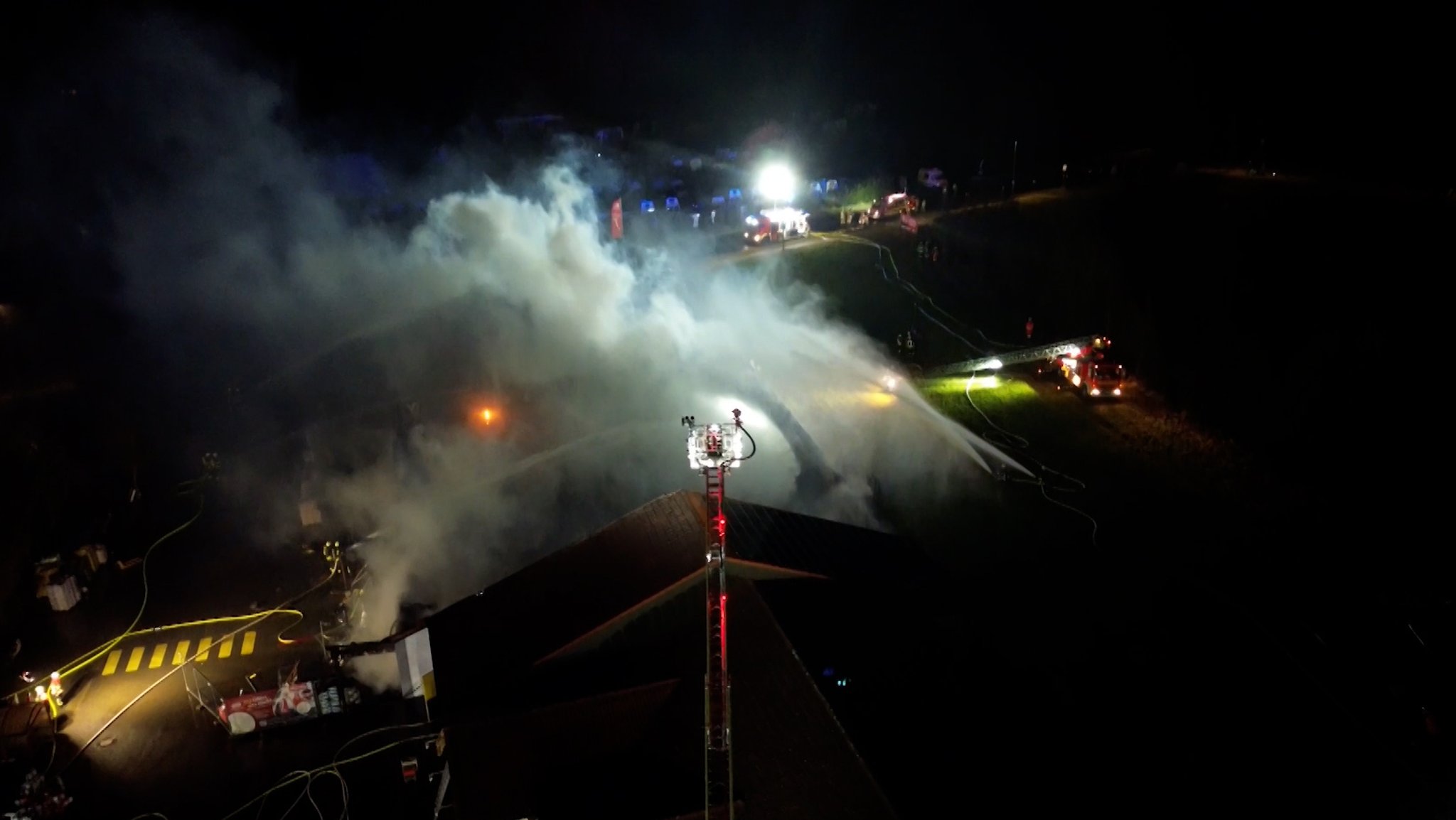 Großbrand in Baumarkt – 200 Feuerwehrleute im Einsatz