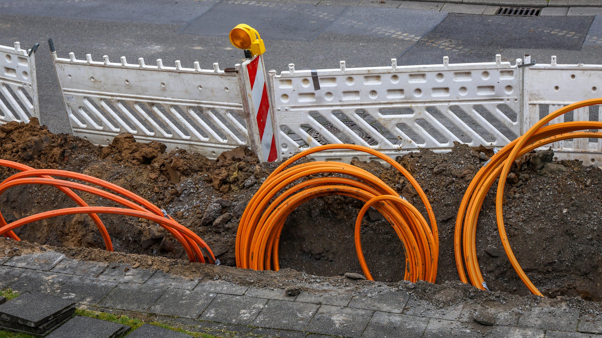 Erdverlegung von Glasfaserkabel für schnelles Internet