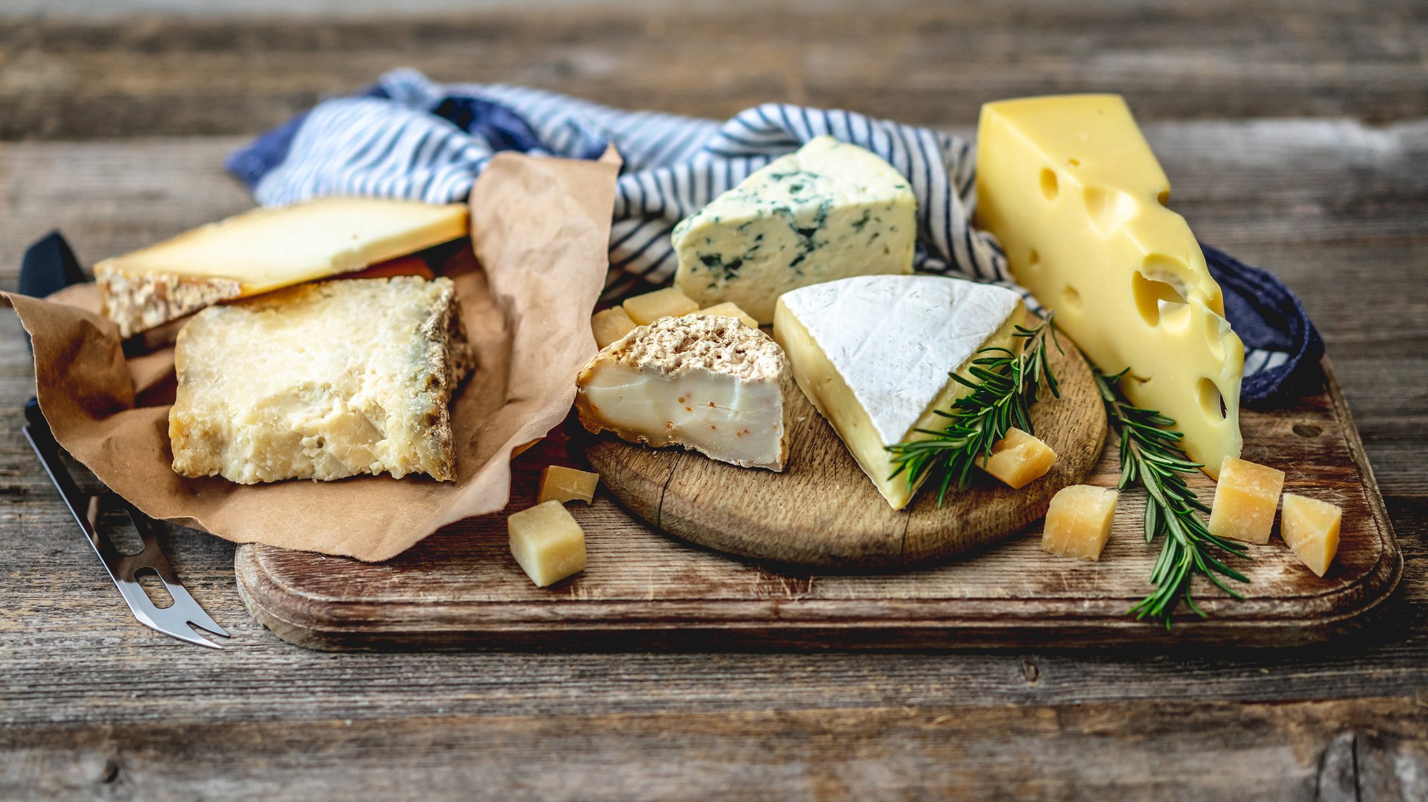 Sorgt laut Forschern bei manchen Menschen  für Albträume: einfacher Käse - wie im Bild auf einer Käseplatte.
