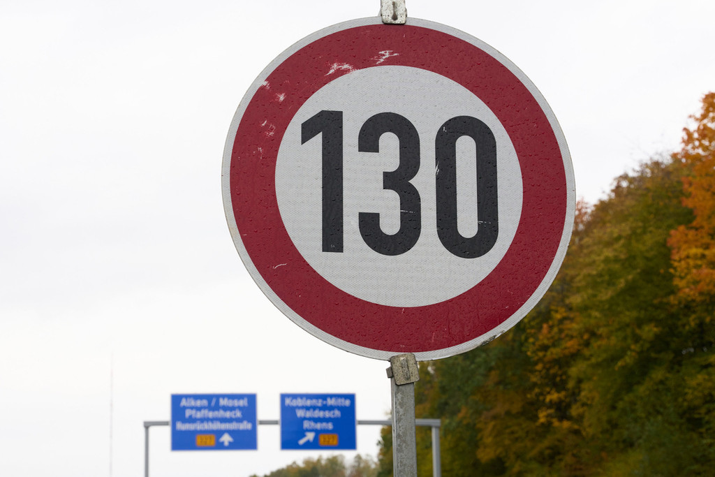 Schild an einer Autobahn: Höchstgeschwindigkeit 130 kmh