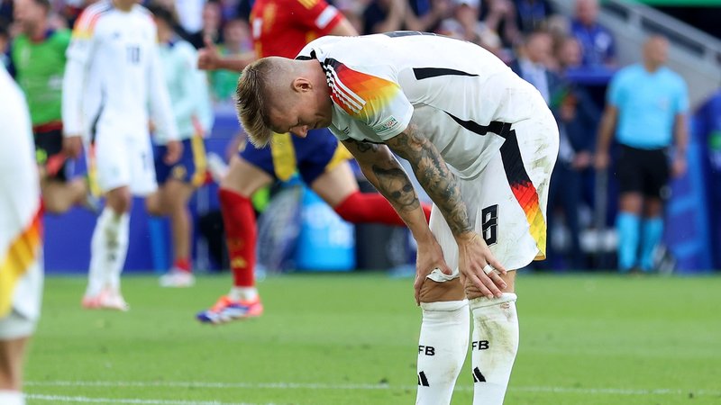 Toni Kroos nach dem 1:2 gegen Spanien | Bild: picture-alliance/dpa Toni Kroos nach dem 1:2 gegen Spanien