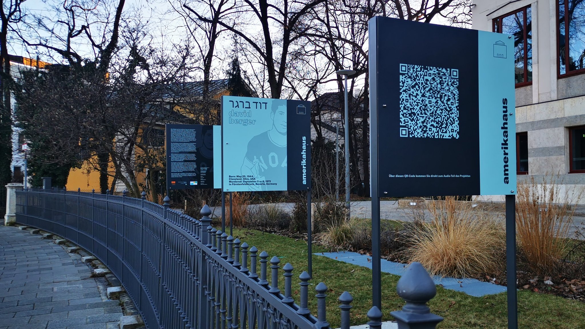 Infotafeln mit QR-Code vor dem Amerikahaus.