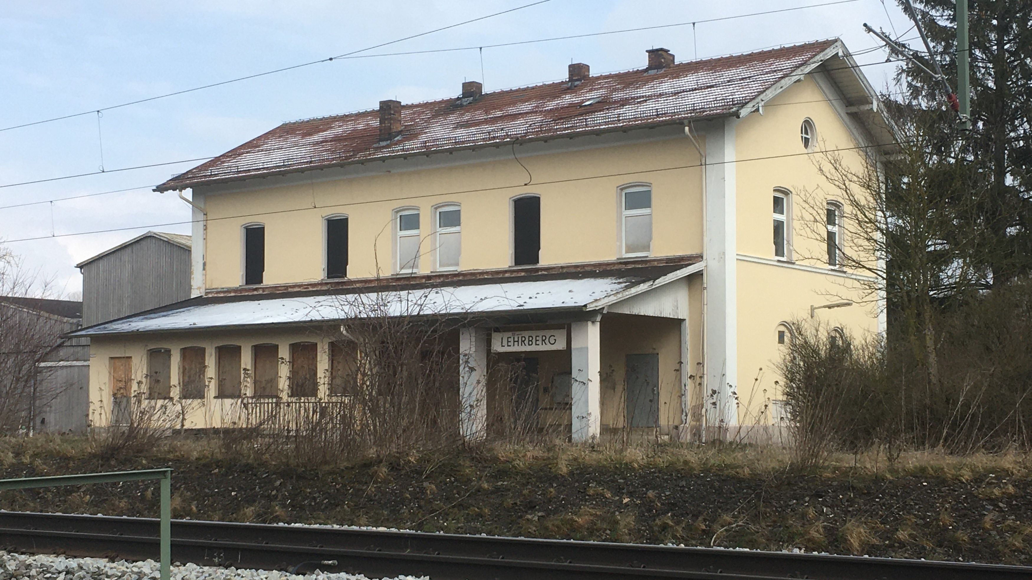 Bahnhof Lehrberg bei Auktion für 105.000 Euro versteigert