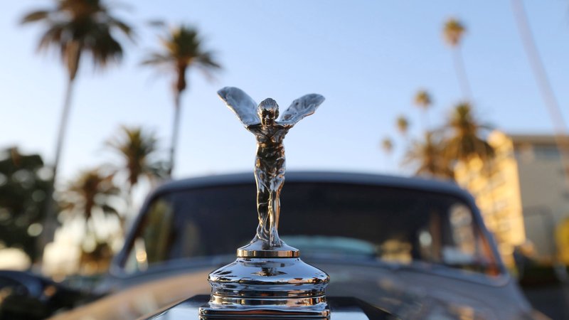 Filmbild aus "The King - Elvis und der amerikanische Traum": Nahaufnahme eines Rolls-Royce mit Palmen im Hintergrund