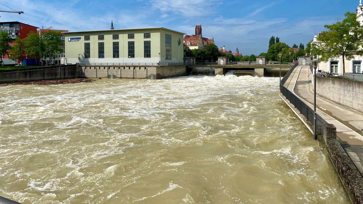 Die Isar durch die Stadt Landshut führt viel Wasser. 